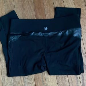 Capri Leggings Forever 21 Black Elastane “leather” look decoration. Like new